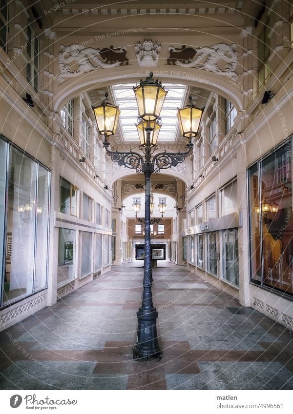 Passage Kandelaber Stuck Durchgang Geschäft Beleuchtet Menschenleer Architektur alt historisch Fenster Schaufenster Fassade Ladengeschäft Dortmund