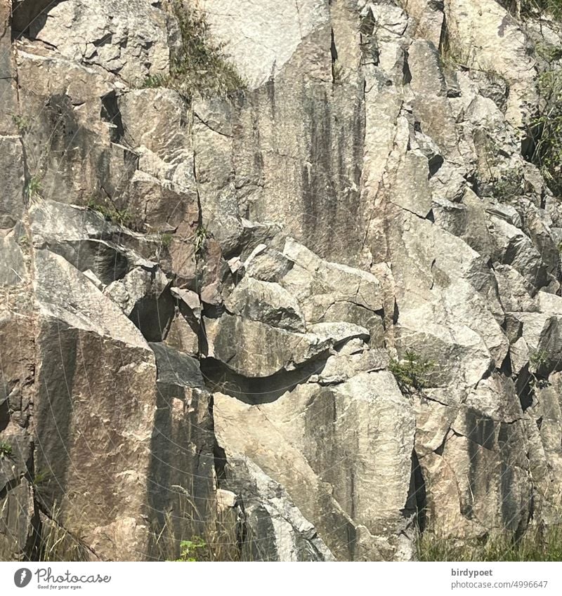 Felswand im Sonnenlicht (Granitstein) Felsen gelb grau klettern Kletterwand Berge Schwarzwald Sonnenschein Steine