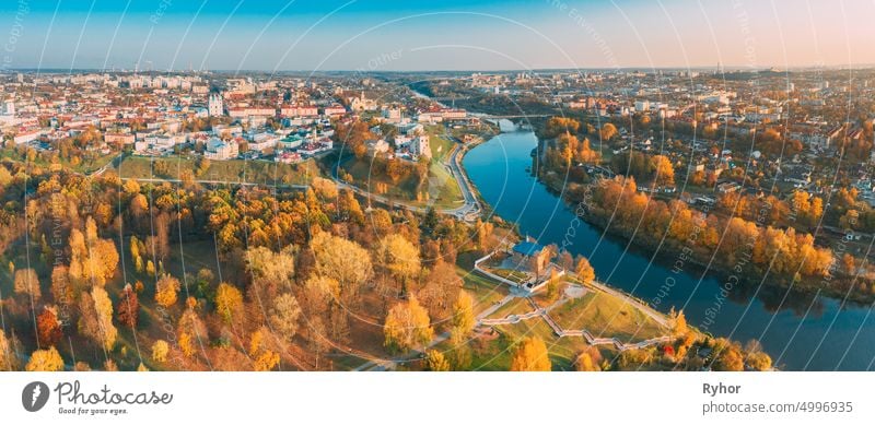 Grodno, Weißrussland. Aerial Vogelperspektive Ansicht von Hrodna Stadtlandschaft Skyline. Famous Popular Historic Landmarks In Sunny Autumn Evening. Panorama in Sonnenuntergang Lichter