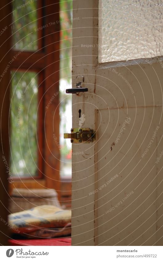 BackDoor Fenster Tür Eingangstür Hintertür Griff Riegel Kissen Türschloss Schlüsselloch Holz Glas Metall beobachten Blick alt authentisch einzigartig natürlich