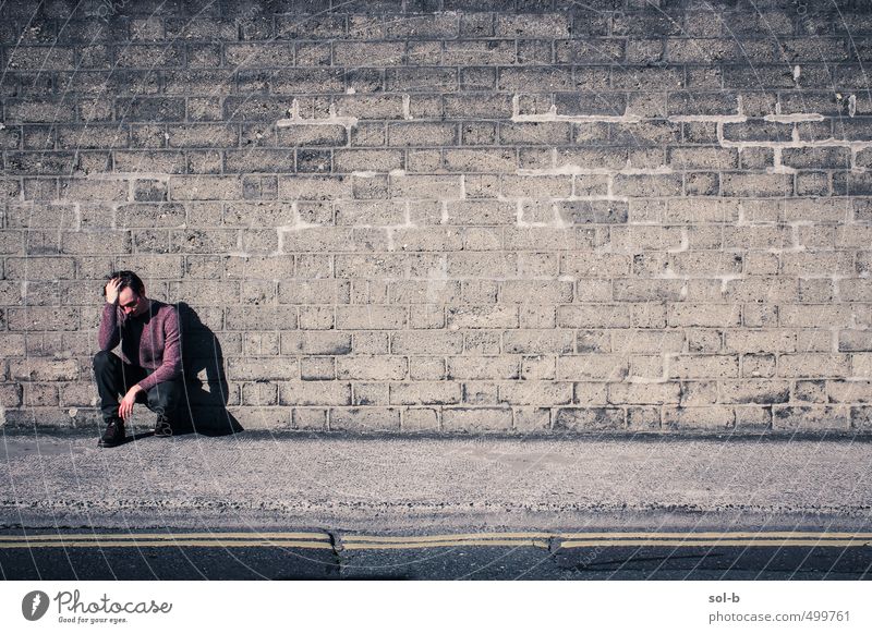 an eine Wand Arbeitslosigkeit maskulin Junger Mann Jugendliche 1 Mensch 18-30 Jahre Erwachsene Stadt Stadtzentrum Mauer Straße Stiefel Denken hocken verblüht