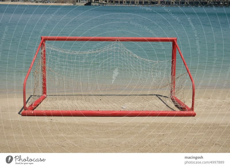 Umgestürztes Fußballtor am Strand Sport Tor Spielen Spielplatz Spielfeld Sportgerät Außenaufnahme Fußballfeld im Freien Verlassen Nachsaison einsam menschenleer