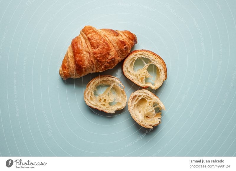 leckeres Croissant zum Frühstück, französisches Essen Lebensmittel Gebäck Brot gebacken weiß Bäckerei Snack Brunch süß braun Brötchen Dessert Croissants