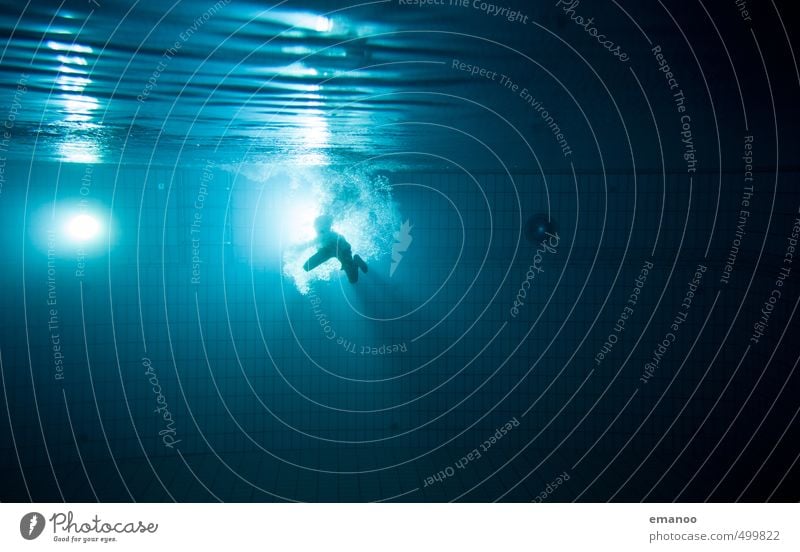 Lichtschwimmer Freude Schwimmen & Baden Sport Fitness Sport-Training Wassersport tauchen Schwimmbad Mensch Kind Körper 1 Luft dunkel kalt blau türkis Kraft Mut