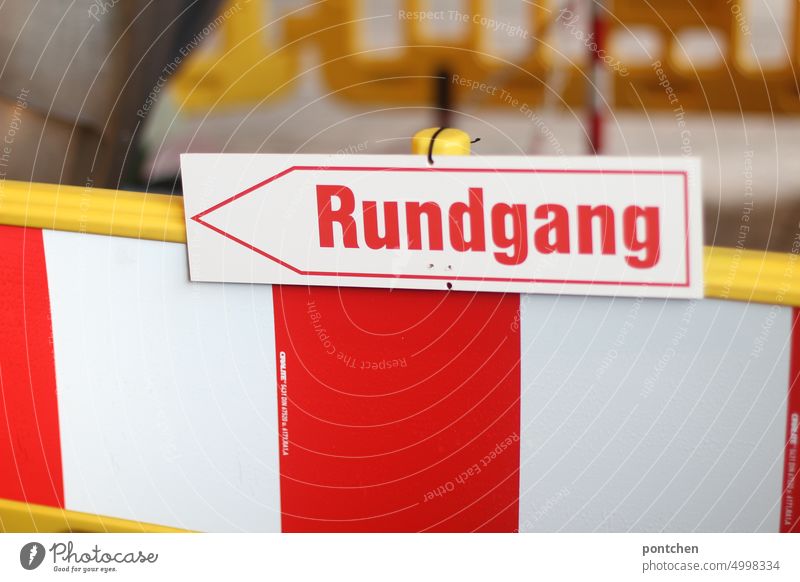 Ein Schild als Pfeil auf dem Rundgang steht. Wegweiser rundgang pfeil wegweiser Richtung Orientierung Schilder & Markierungen Wege & Pfade Zeichen