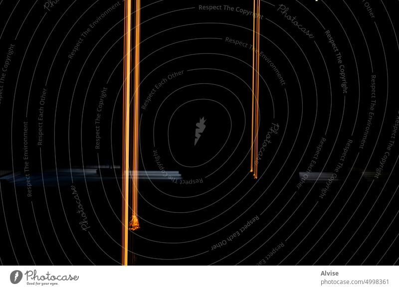 2022 04 25 Venezia Lichter und Linien 1 hell Strahl glühen Hintergrund Rochen abstrakt Glanz Einfluss Raum schwarz funkeln Nacht weiß Rampenlicht blitzen