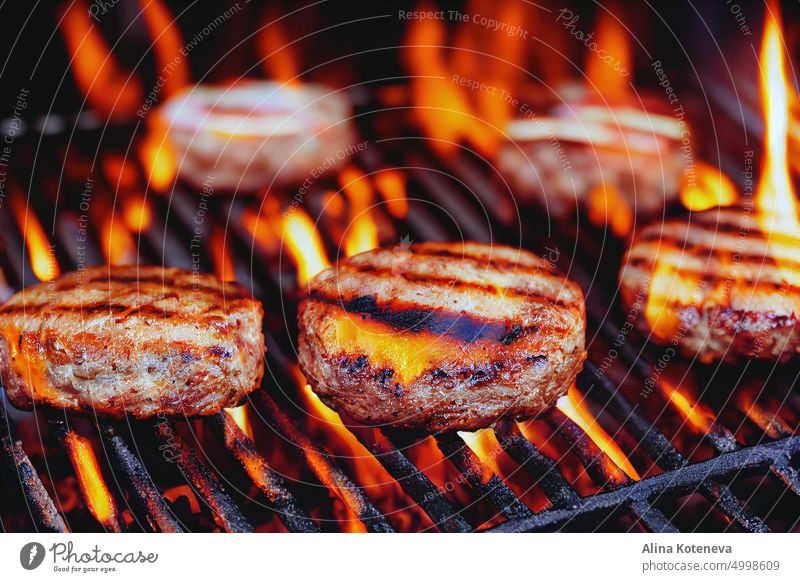 Hausgemachte Burger auf dem Grill Lebensmittel Käse gegrillt Fastfood Flamme Fleisch Rindfleisch Grillrost Brötchen Hamburger Mahlzeit schnell frisch Salat