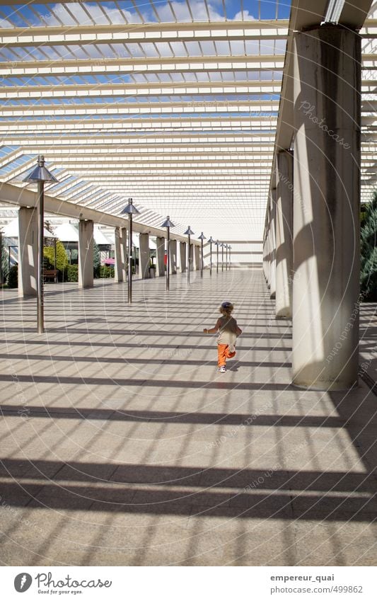 Unendlich Mensch Kind Junge 1 Himmel Schönes Wetter Menschenleer Platz Flughafen Bauwerk Architektur Fassade Garten Dach Fußgänger rennen laufen Ferne