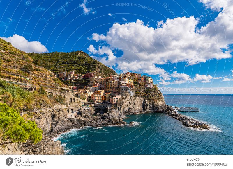 Blick auf Manarola an der Mittelmeerküste in Italien Cinque Terre Ligurien Meer Küste Riviera di Levante Italienische Riviera Dorf Architektur Haus Gebäude