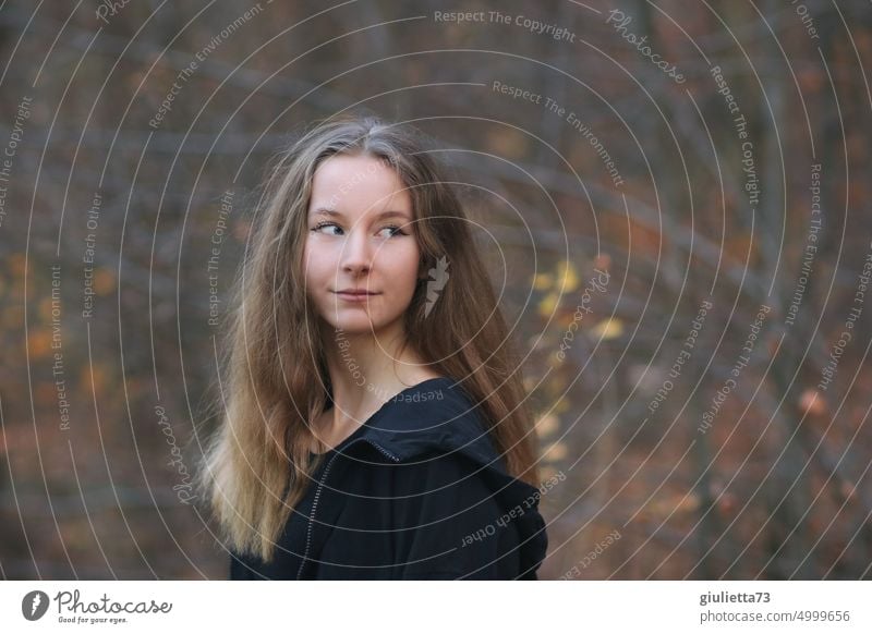 Porträt eines langhaarigen Teenager Mädchens im Park, flüchtiger Blick zurück teenager Junge Frau lange Haare Herbst Jugendliche Leben Haare & Frisuren Gefühle