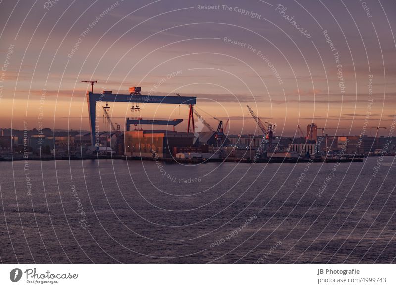 Sonnenaufgang im Kieler Hafen II Kieler Förde Ostsee Meer Morgendämmerung Außenaufnahme Küste Ferien & Urlaub & Reisen Himmel blau maritim Menschenleer Farbfoto