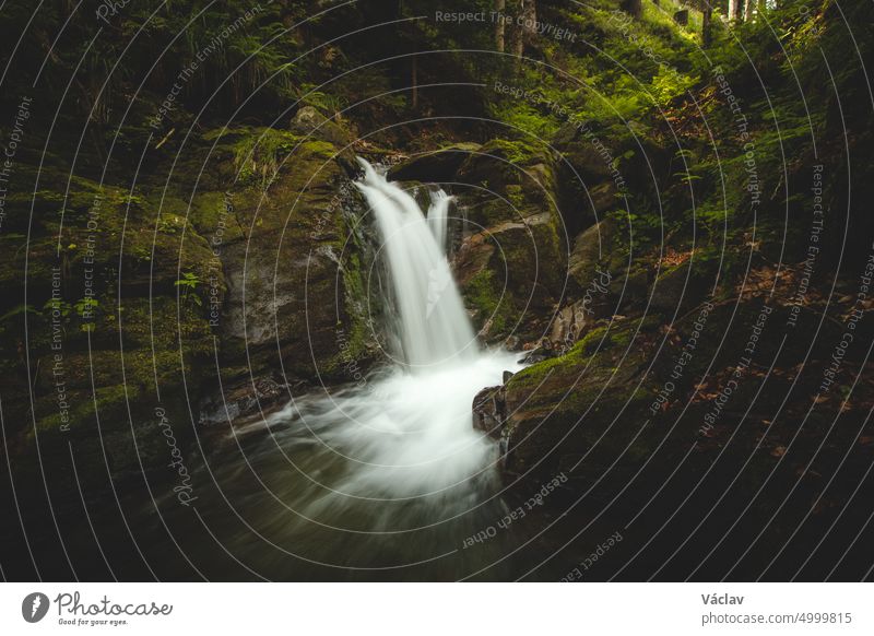 Unberührte Natur mit schönem Wasserfall rund um den Hochwechsel in der Region Steiermark, Österreich. Grün-braun gefärbte Fotos mariensee wasserfall steiermark