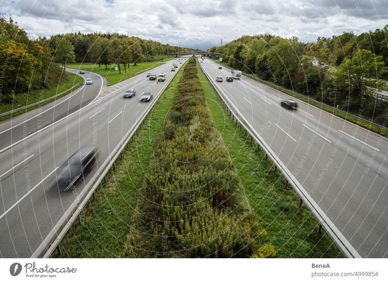 Schnelle Autos auf einer Autobahn Herbst Brücke Gebäude PKW Ladung Träger Arbeitsweg Beton fahren Umwelt Europa fallen schnell Fernstraße Deutsche Autobahn