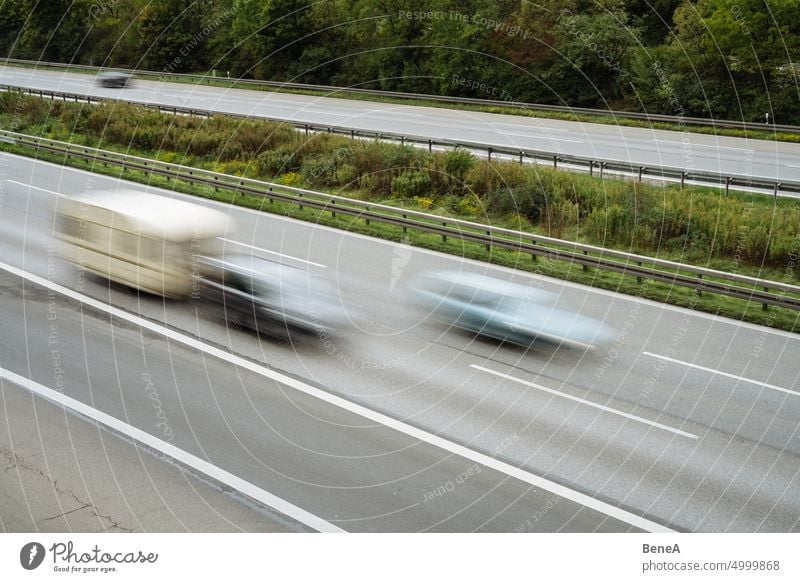 Schnelle Autos auf einer Autobahn Herbst Brücke Gebäude PKW Ladung Träger Arbeitsweg Beton fahren Umwelt Europa fallen schnell Fernstraße Deutsche Autobahn