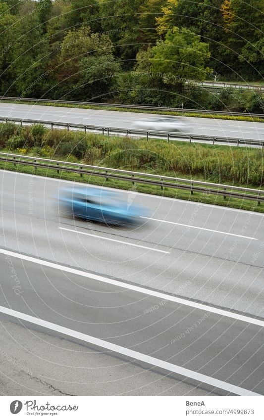 Schnelle Autos auf einer Autobahn Herbst Brücke Gebäude PKW Ladung Träger Arbeitsweg Beton fahren Umwelt Europa fallen schnell Fernstraße Deutsche Autobahn