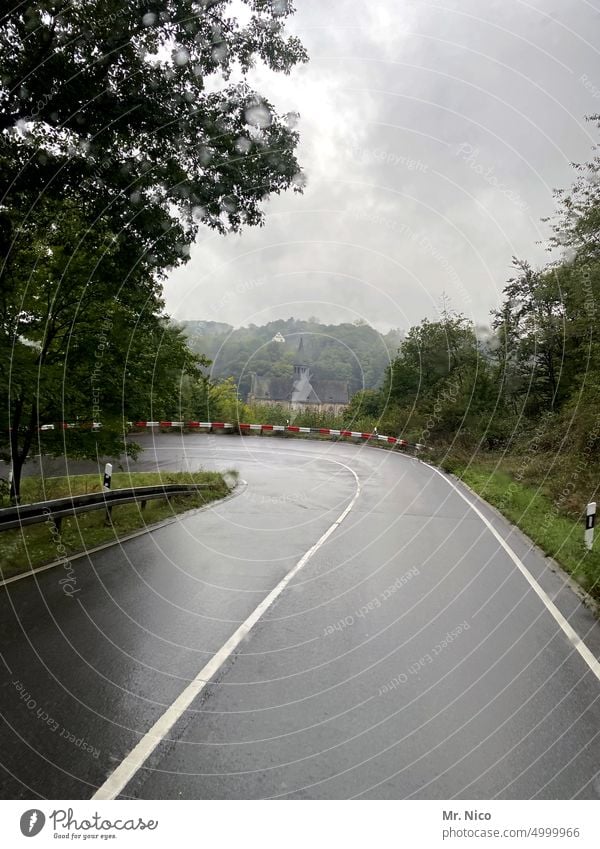 Altenberger Dom Landstraße Kurve überholverbot unterwegs Wege & Pfade Asphalt Straße Umwelt Straßenverkehr Verkehrswege Autofahren Fahrbahnmarkierung