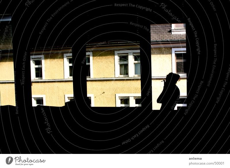 rauchpause Frau Pause Fenster Haus gelb Denken Gedanke Trauer Kaffeepause Zigarette dunkel Sommer Sommerpause Physik Dutt Dach stehen Rauchen Schatten