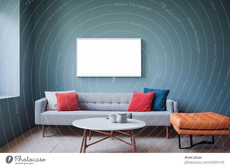 Leere Bilderrahmen Mockups auf weißer Wand. Weißes Wohnzimmer Design. Ansicht der modernen Boho-Stil Interieur mit sofa.Interior und Rahmen mockup.View der modernen skandinavischen Stil Interieur mit Stuhl.