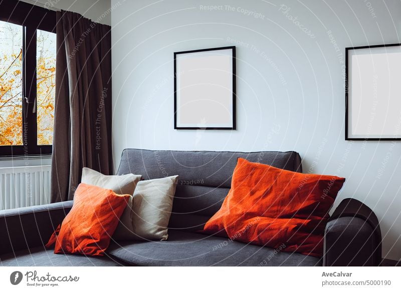 Leere Bilderrahmen Mockups auf weißer Wand. Weißes Wohnzimmer Design. Ansicht der modernen Boho-Stil Interieur mit sofa.Interior und Rahmen mockup.View der modernen skandinavischen Stil Interieur mit Stuhl.