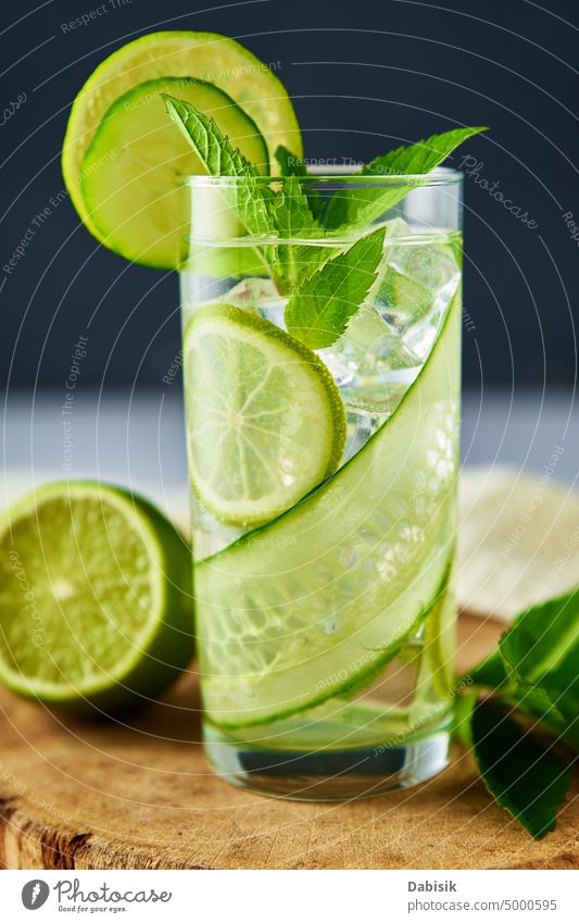 Entgiftungs-Erfrischungsgetränk. Limonade mit Limette und Gurke Entzug Wasser trinken Salatgurke Kalk grün Saft erfrischend Frische Glas Frucht organisch