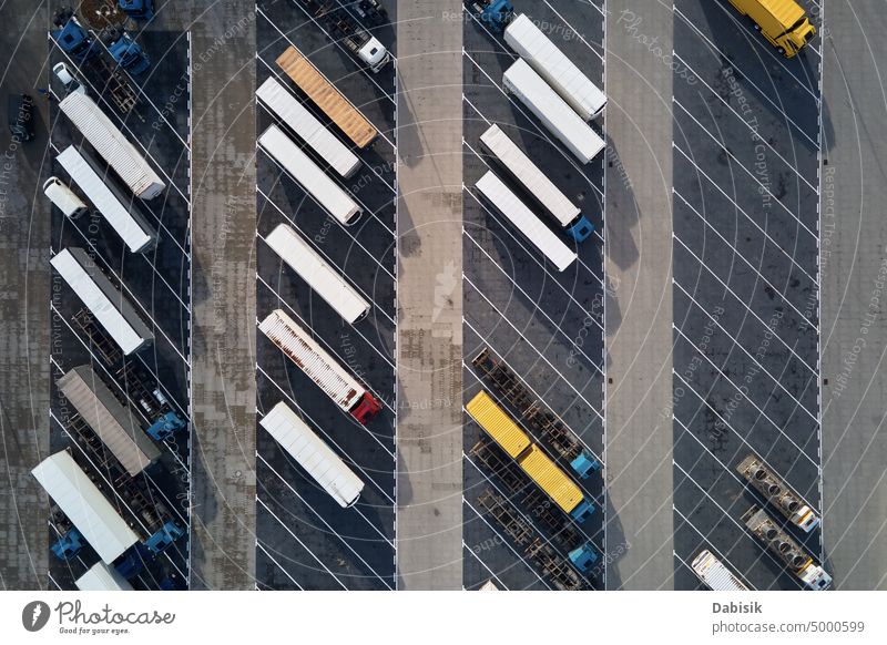 Draufsicht auf Lastwagen auf einem Parkplatz in der Nähe eines Logistiklagers logistisch Anhänger Lagerhalle Verkehr parken Ladung Transport Versand Autobahn