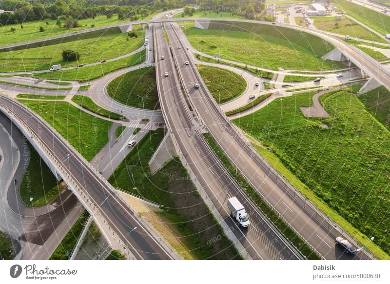 Autos bewegen sich auf einer Verkehrskreuzung in der Stadt, Luftaufnahme Straße Abzweigung Querstraße PKW Antenne Autobahn Infrastruktur Transport Kreisverkehr