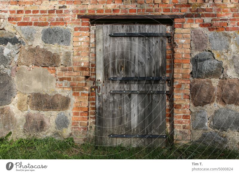 eine Stalltür in einem alten Bauernhof Tür Herbst Farbfoto Außenaufnahme Menschenleer Haus Tag Gebäude Wand Mauer Dorf Architektur Holz