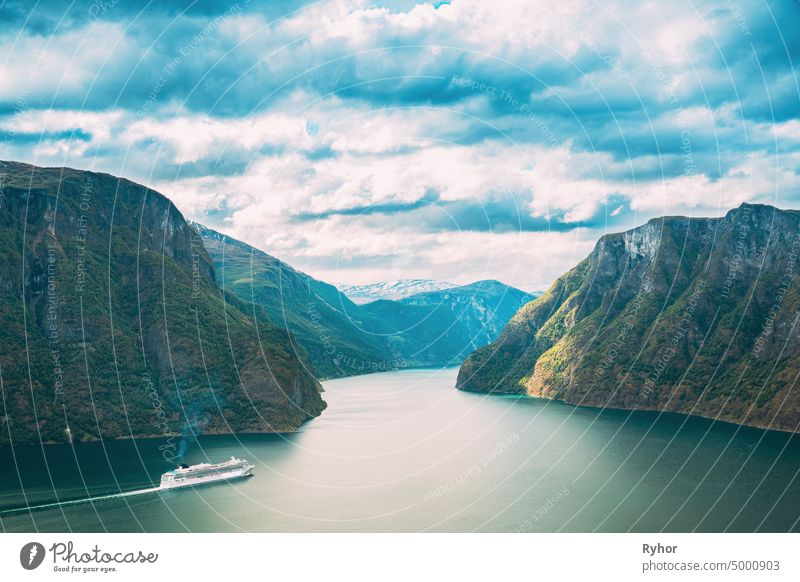 Sogn und Fjordane Fjord, Norwegen. Tourist Ship Ferry Boat Liner Floating In Amazing Fjord Sogn Og Fjordane. Sommer Scenic View Of Famous Natural Attraction Landmark And Popular Destination In Summer