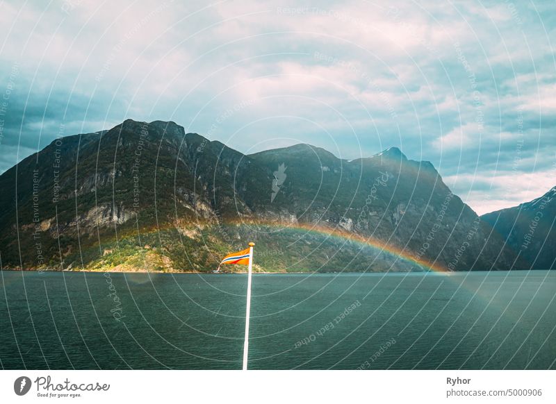 Sunnylvsfjorden, Norwegen. Bunte Regenbogen über Sunnylvsfjorden Frühling Landschaft. Blick von schwimmenden touristischen Schiff Fähre Boot im Sommer Tag. Berühmtes norwegisches Wahrzeichen und beliebtes Reiseziel