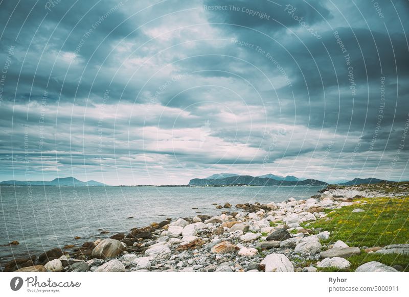 Alesund-Inseln, Norwegen. Blick auf Giske Island und Ellingsoya oder Ellingsoy Island im Sommer. Gemeinde in More Og Romsdal County, Norwegen Alesundinseln