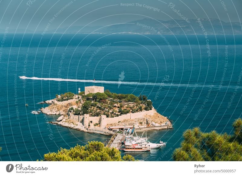 Kusadasi, Provinz Aydin, Türkei. Blick von oben auf die Taubeninsel. Alte Festung aus dem 14. und 15. Jahrhundert auf Guvercin Adasi in der Ägäis. Vogelinsel