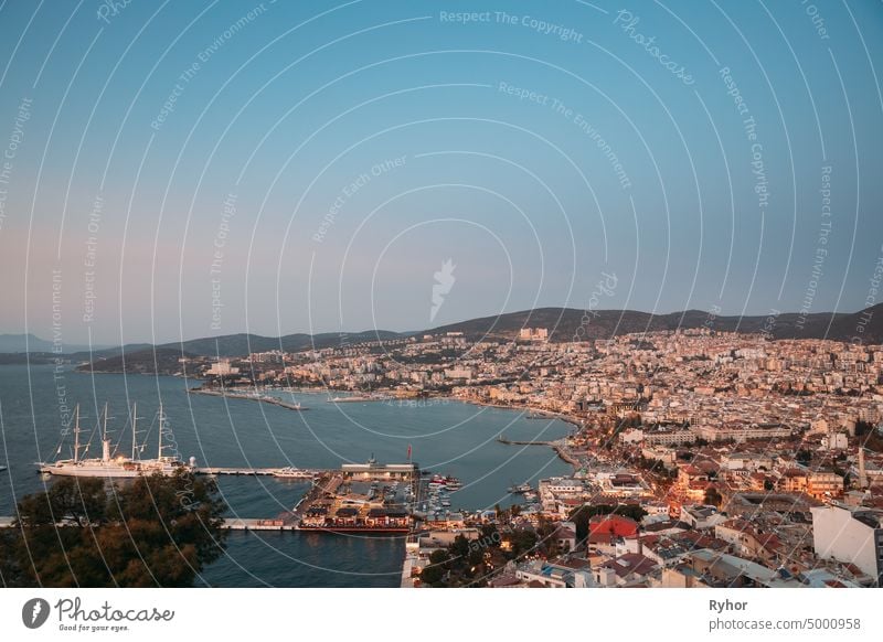 Kusadasi, Provinz Aydin, Türkei. Waterfront und Kusadasi Stadtbild im Sommer Abend. Blick auf die Skyline von Kusadasi an der Ägäisküste, Türkei