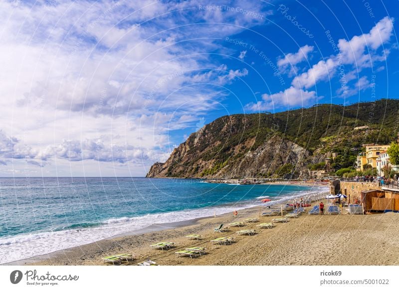 Strand in Monterosso al Mare an der Mittelmeerküste in Italien Cinque Terre Ligurien Meer Küste Riviera di Levante Italienische Riviera Dorf Architektur Haus