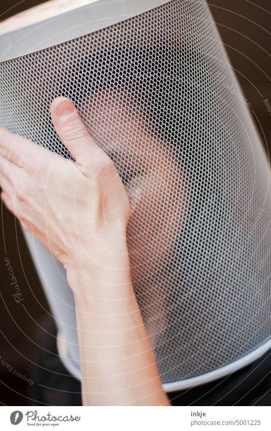 grenzwertig Frau Farbfoto Innenaufnahme authentisch seltsam Hand vorm Gesicht Mimik Geste Schwäche Gefühle Depression Isolation Kummer Belastung Burnout