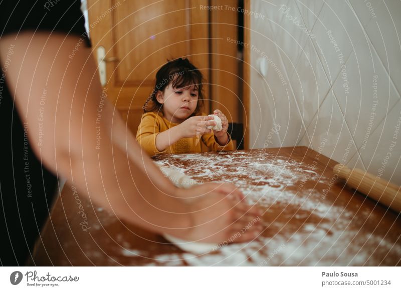 Mutter und Tochter beim Kochen zu Hause Mutterschaft Kindererziehung Zwei Personen Mädchen Essen zubereiten Teigwaren Pizza Pizzateig lecker Lebensmittel