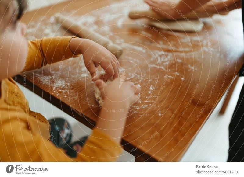 Mutter und Tochter beim Kochen zu Hause Mutterschaft Kindererziehung Zwei Personen Mädchen Essen zubereiten Teigwaren Pizza Pizzateig lecker Lebensmittel