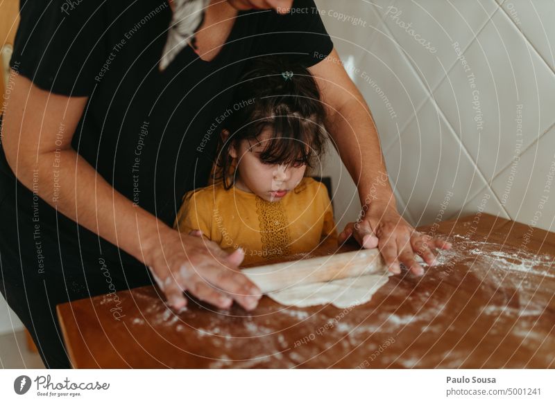 Mutter und Tochter beim Kochen zu Hause Mutterschaft Kindererziehung Zwei Personen Mädchen Essen zubereiten Teigwaren Pizza Pizzateig lecker Lebensmittel