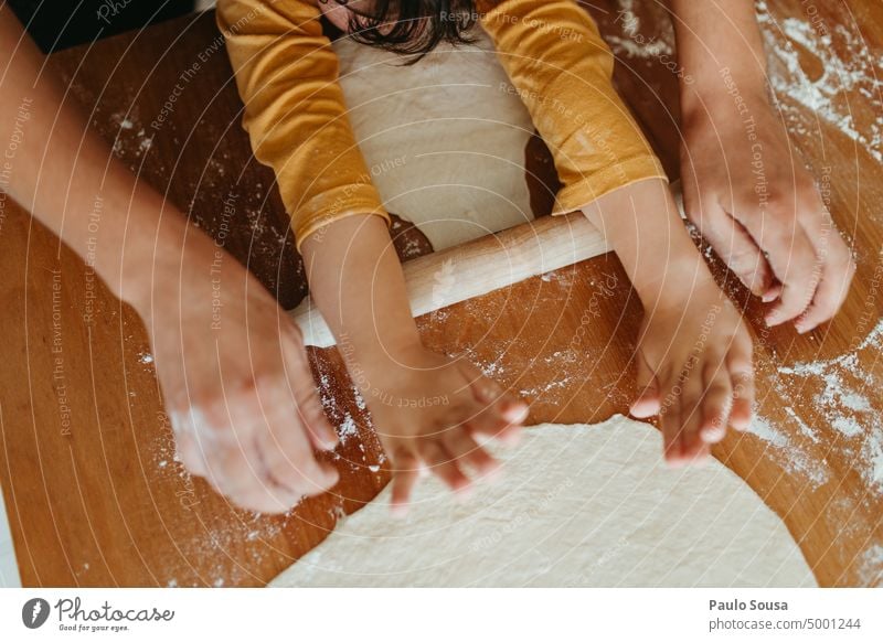 Mutter und Tochter beim Kochen zu Hause Mutterschaft Kindererziehung Zwei Personen Mädchen Essen zubereiten Teigwaren Pizza Pizzateig lecker Lebensmittel