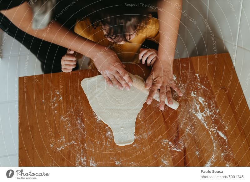 Mutter und Tochter beim Kochen zu Hause Mutterschaft Kindererziehung Zwei Personen Mädchen Essen zubereiten Teigwaren Pizza Pizzateig lecker Lebensmittel