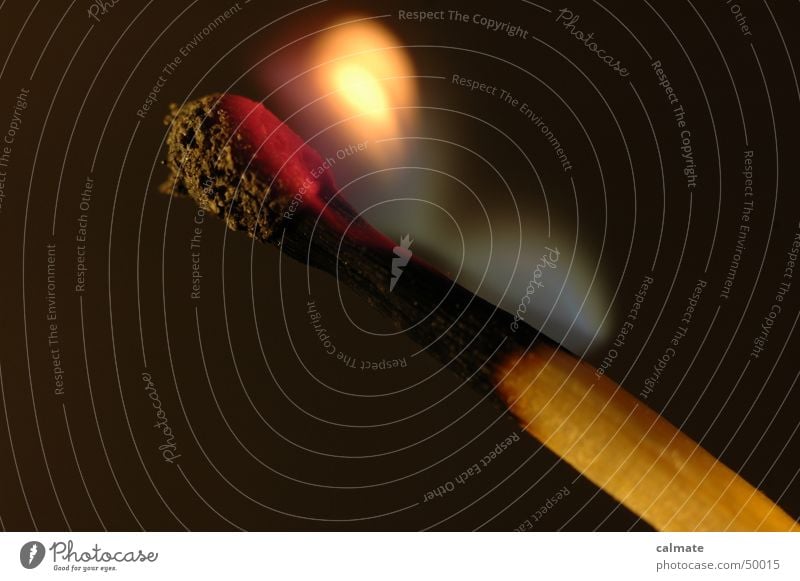 - es brennt noch - Streichholz Licht brennen ausgebrannt heiß glühen Brand Rauch Makroaufnahme Nahaufnahme