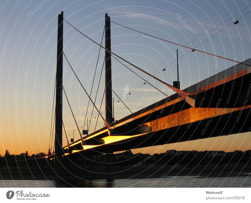 Kniebrücke Düsseldorf Säule streben Stahl Sonnenuntergang Himmel Brücke Wasser Fluss blau water bridge river Rhein sky blue steel sun Pylon