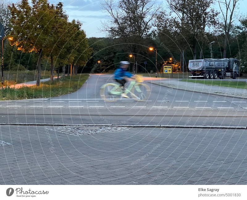 Fahradfahrer- Langzeitbelichtung - am Abend bewust unscharf Licht Nacht grün Geschwindigkeit Straße verwaschen Lampe Rücklicht dunkel Scheinwerfer Laterne