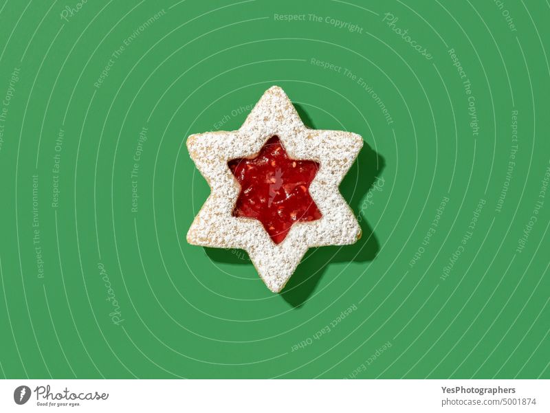 Linzer Keks mit Himbeermarmelade von oben auf grünem Hintergrund Österreicher gebacken Biskuit hell Weihnachten Farbe Konditorei Cookies Küche Dezember