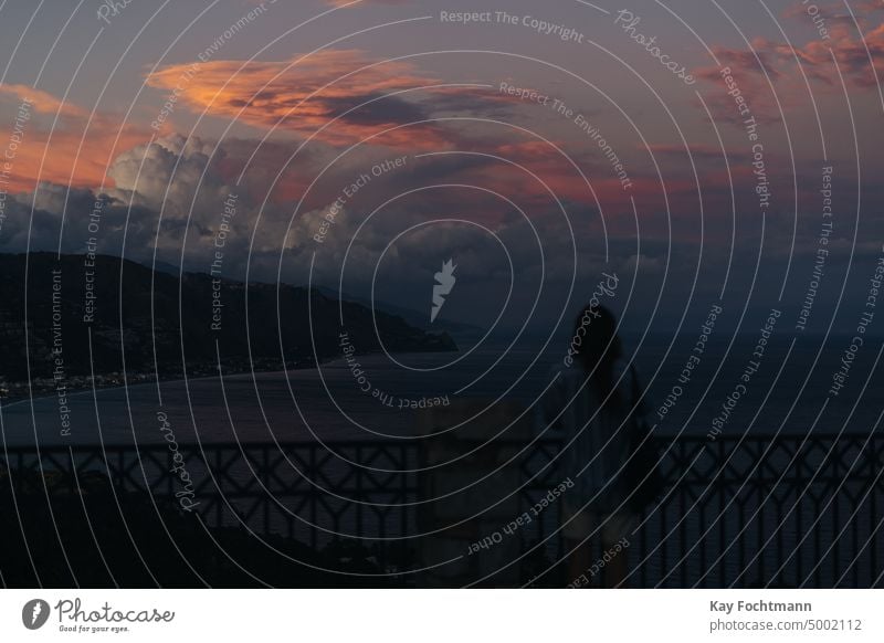 dramatischer abendhimmel über der bucht von taormina, italien Bucht Wasserbucht Cloud Wolke - Himmel Wolkenlandschaft Küste Küstenlinie dramatischer Himmel