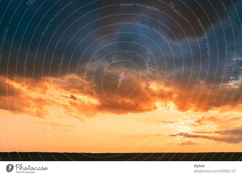 Wiese bei Sonnenuntergang Sonnenaufgang. Natürliche hellen dramatischen Himmel in verschiedenen Farben über Landschaft Wiese Landschaft. Landwirtschaftliche Landschaft