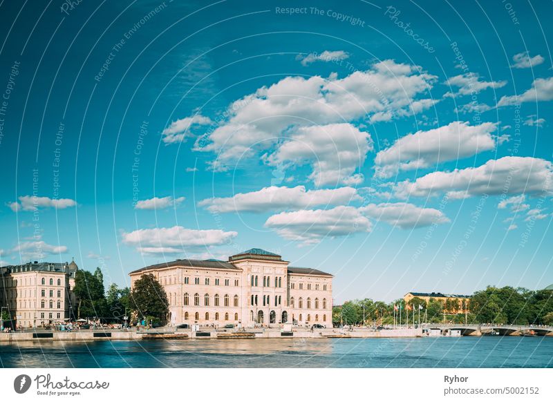 Stockholm, Schweden. Das Nationalmuseum der Schönen Künste ist die Nationalgalerie Schwedens und befindet sich auf der Halbinsel Blasieholmen. Touristische Vergnügungsboote schwimmen in der Nähe des Nationalmuseums an einem sonnigen Sommertag