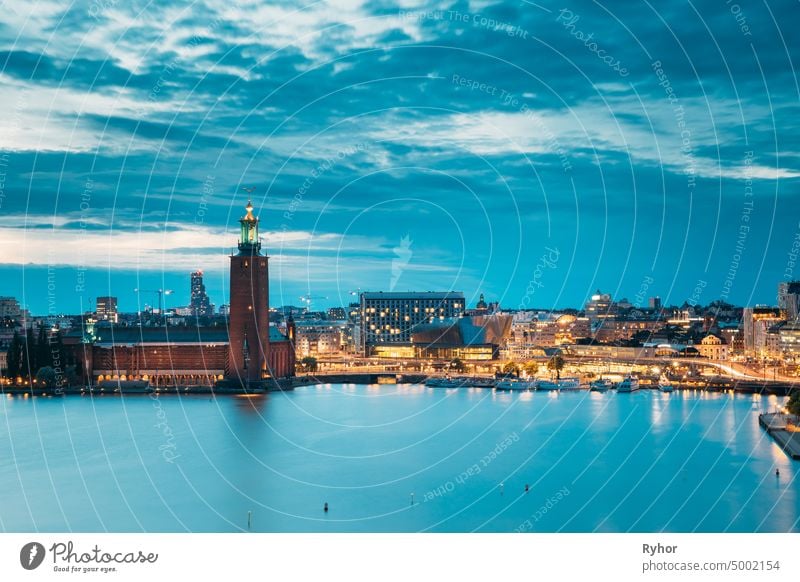 Stockholm, Schweden. Scenic Skyline Blick auf die berühmte Turm von Stockholm City Hall. Gebäude des Gemeinderats. Berühmte beliebtes Ziel Ort in der Dämmerung Lichter. Nachtbeleuchtung