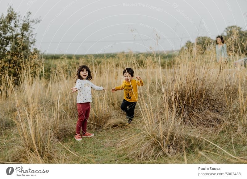 Bruder und Schwester auf dem Feld Geschwister Familie & Verwandtschaft Zusammensein Zusammengehörigkeitsgefühl erkunden Natur Kind Kindheit Gefühle Mensch