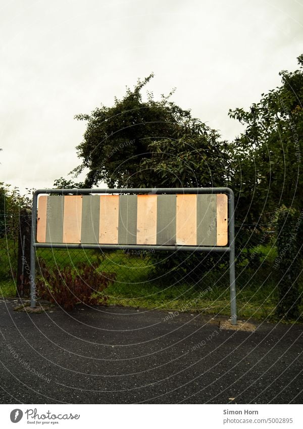 Ende der Straße Sackgasse Grenze Asphalt Wege & Pfade Kontrast Schilder & Markierungen Ziel Hinweisschild Begrenzung Gartenzaun Zaun Eingrenzung Natur