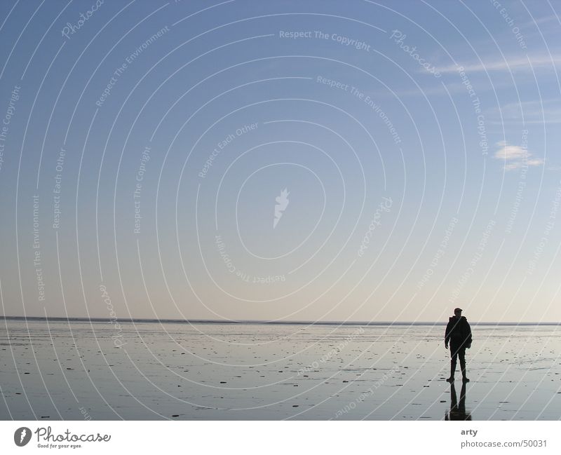 Im Watt Horizont Meer St. Peter-Ording Mann Wattwandern Erholung Außenaufnahme Landschaft Wattenmeer Nordsee Ferne Himmel Einsamkeit leer tief durchatmen